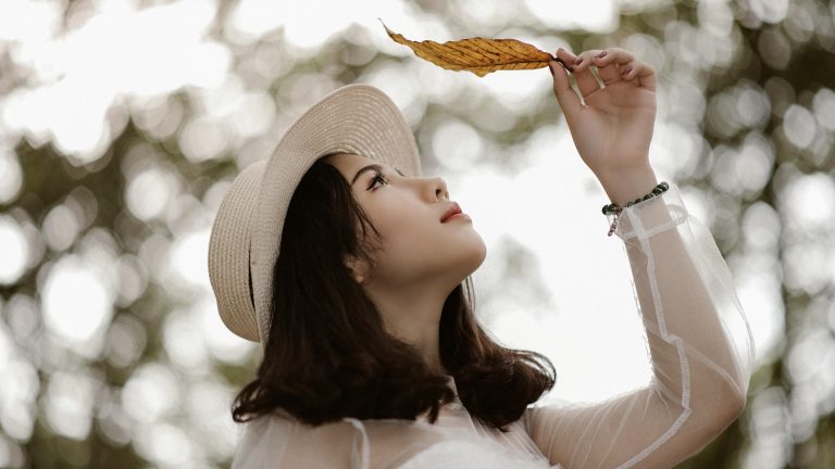 Portrait de femme avec un bokeh photo doux en arrière-plan, lumière naturelle et rendu cinéma
