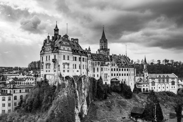 Photo noir et blanc contrastée du château de Sigmaringen sous un ciel orageux, illustrant le relief et les écarts de tons