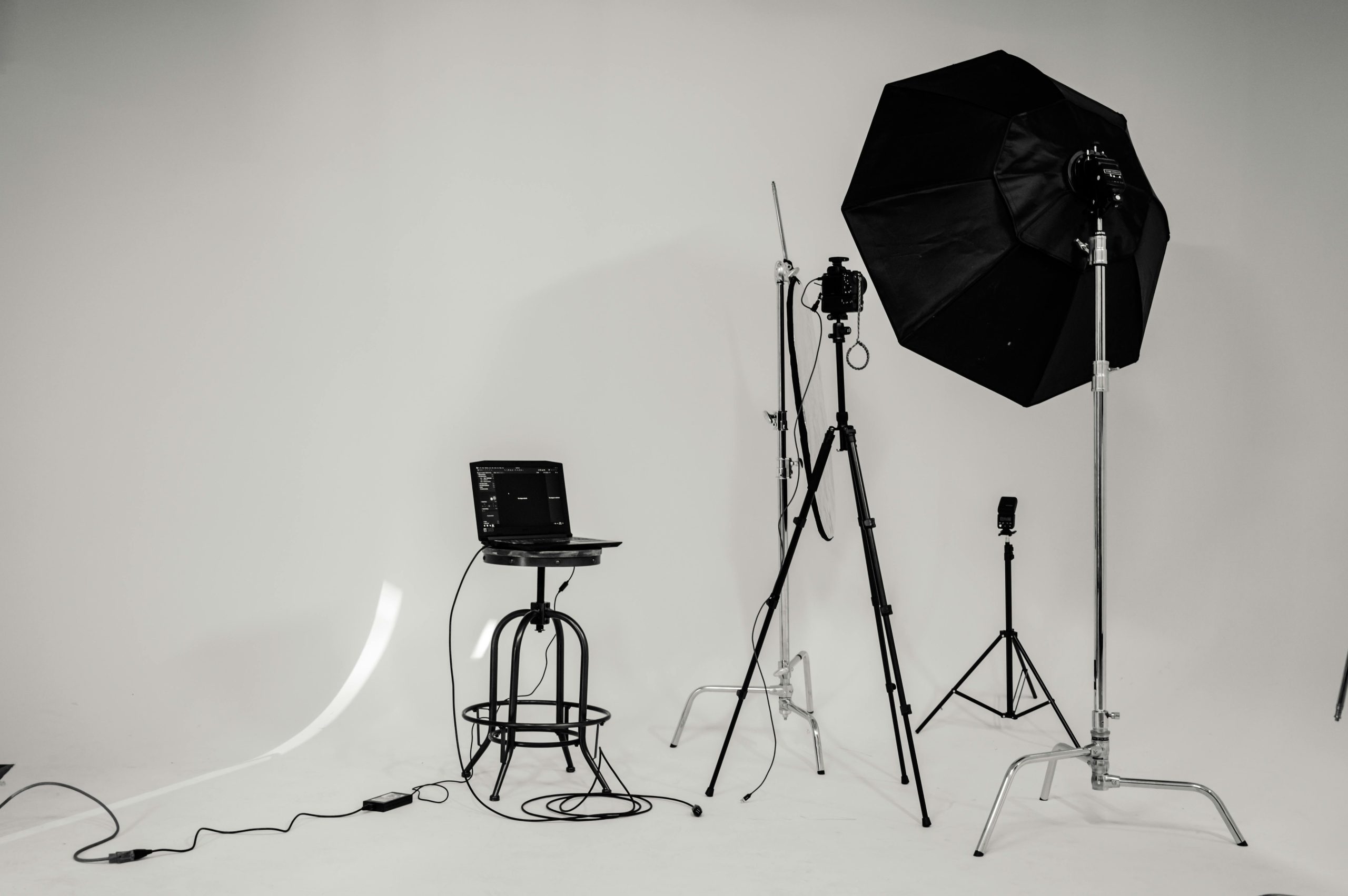Éclairage de studio photo avec softbox et trépieds sur fond blanc