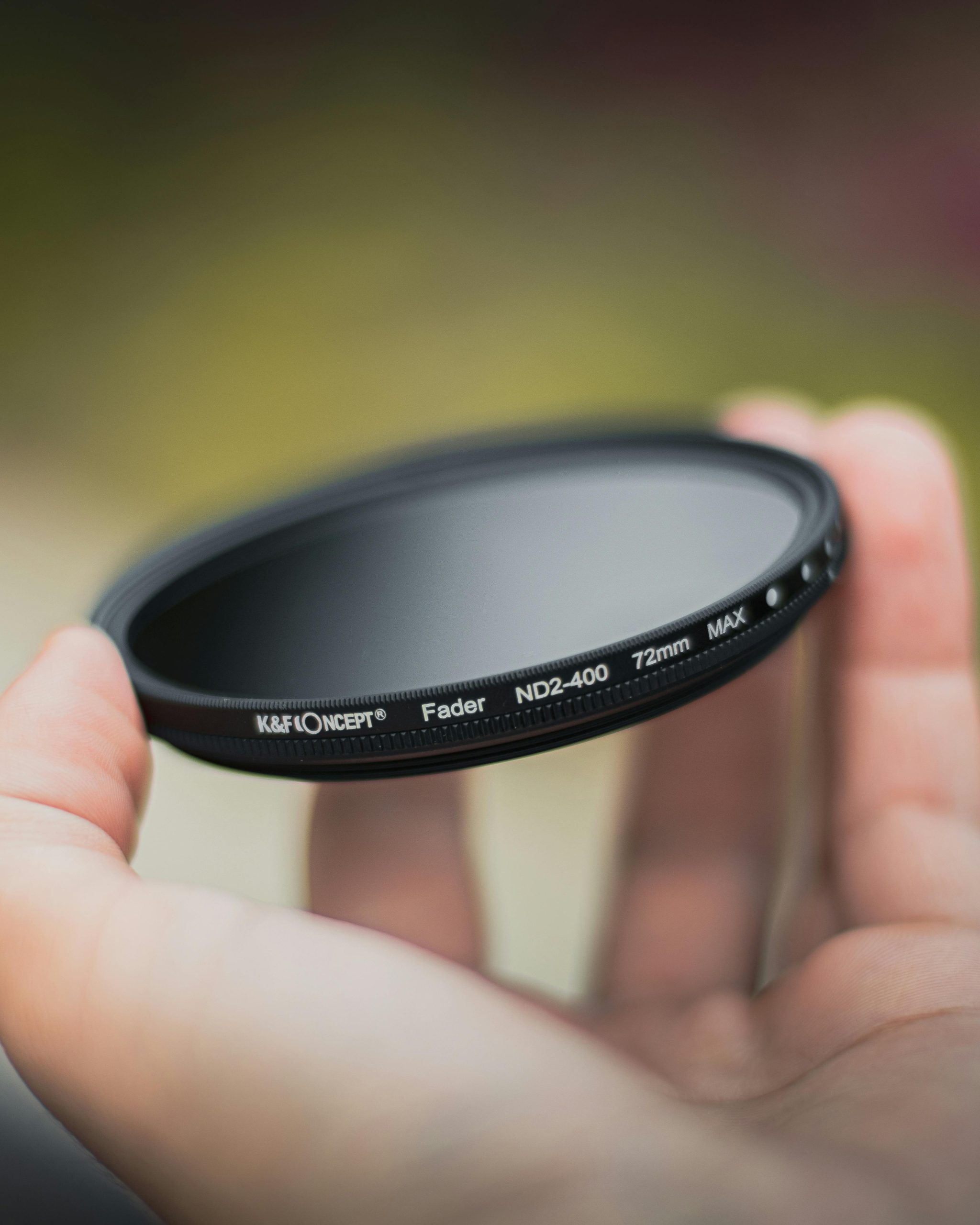 Filtre ND variable tenu en main pour réduire la lumière en photographie