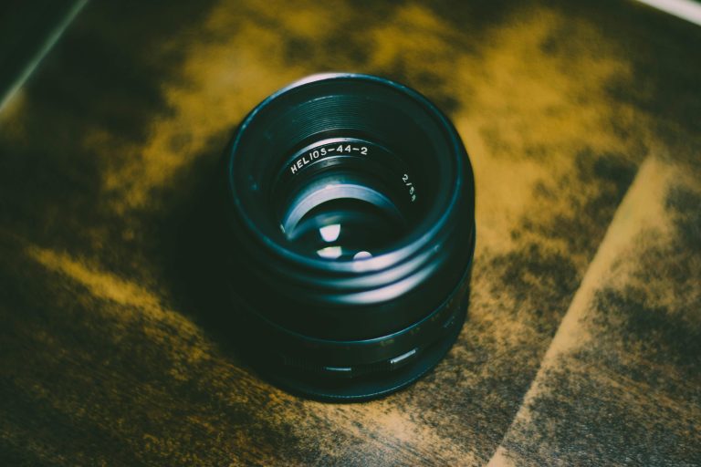 Objectif Helios 44-2 posé sur une table, vue en gros plan sur la lentille