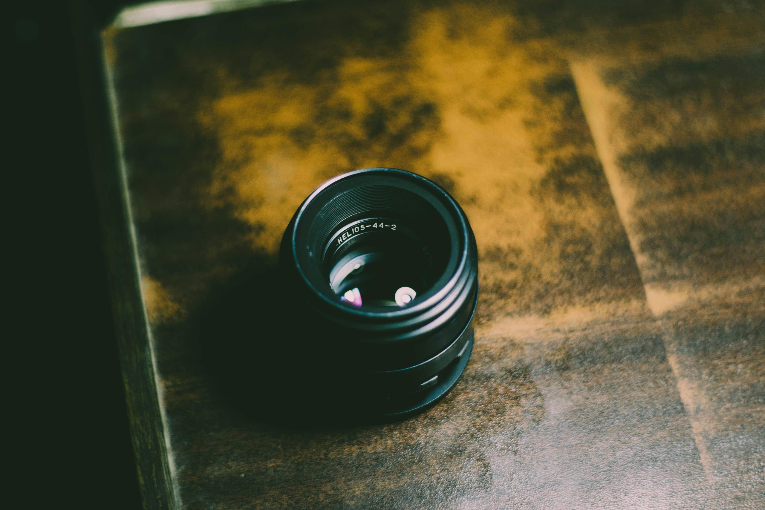 Photo d'un objectif Helios 44-2 posé sur une table, Photo by Zain Ali
