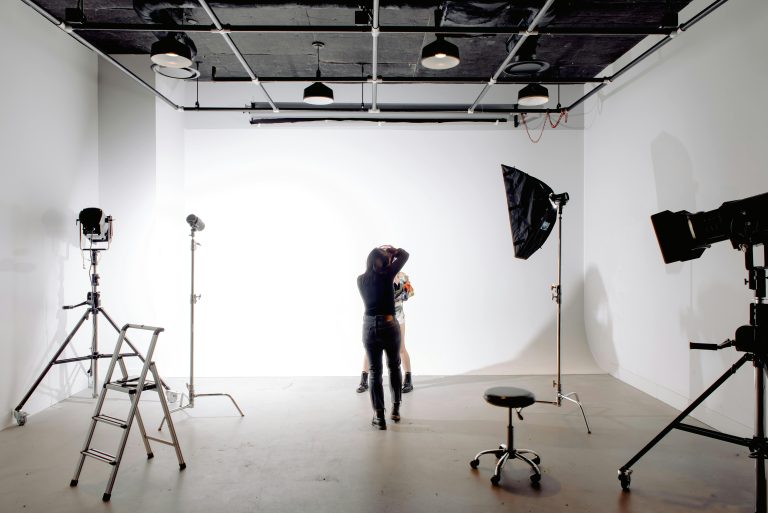 Installation d’éclairage de studio photo professionnel avec trépieds et projecteurs