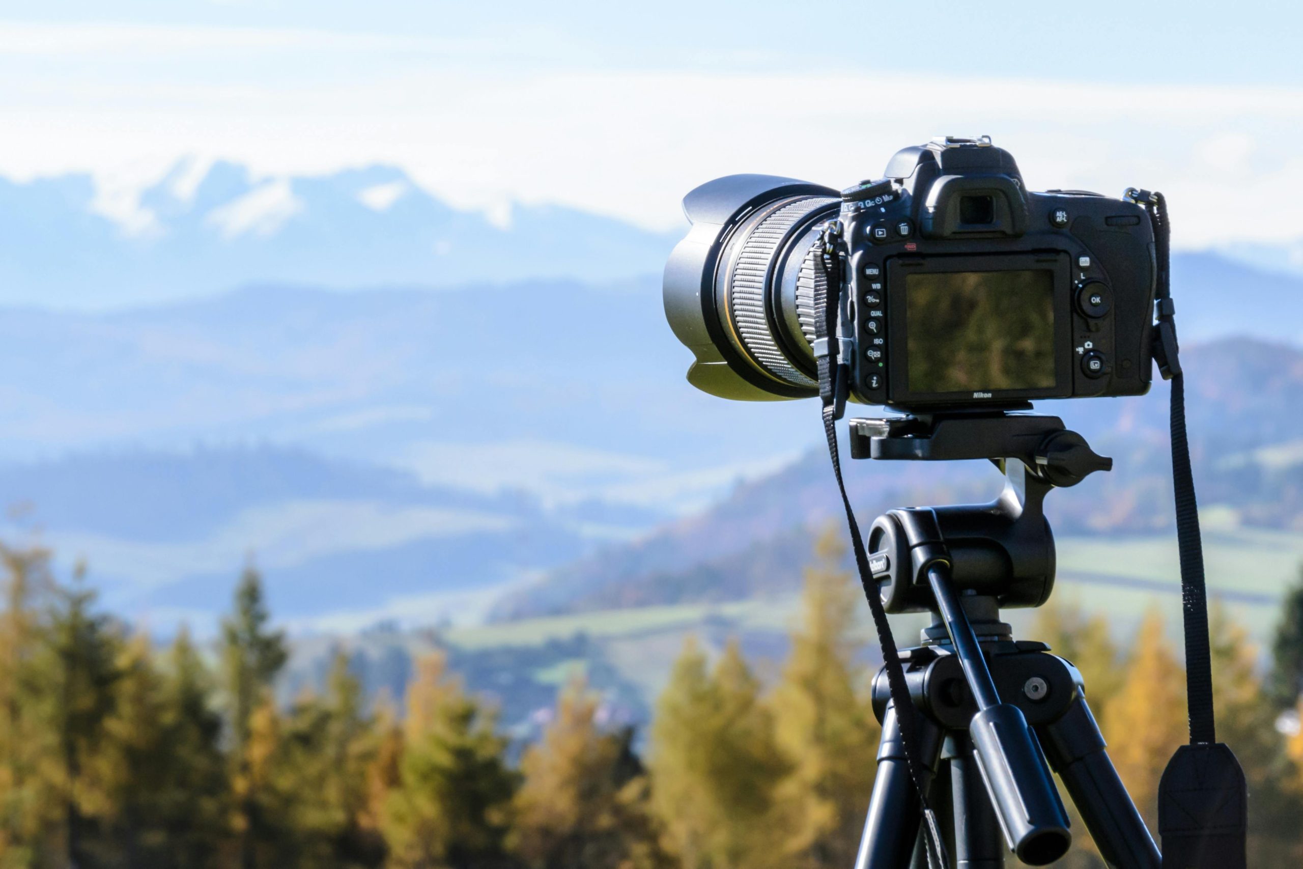 Objectif grand angle monté sur trépied pour photographier un paysage de nature en montagne