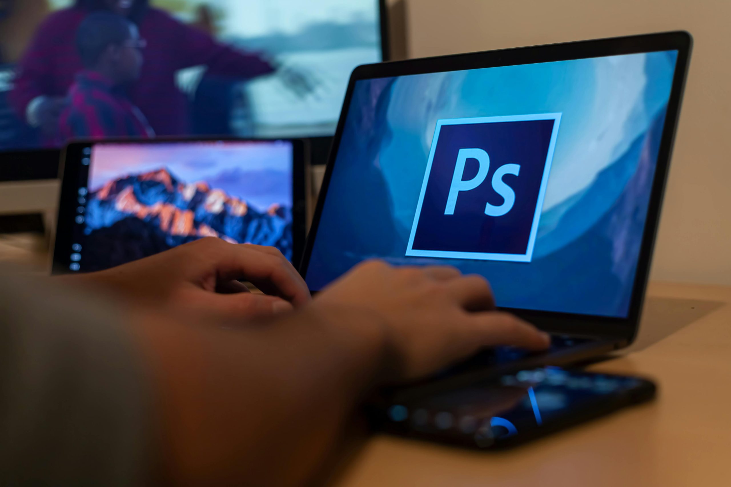 retouche photo avec photoshop sur ordinateur pour supprimer un objet d’une photo avec l’IA