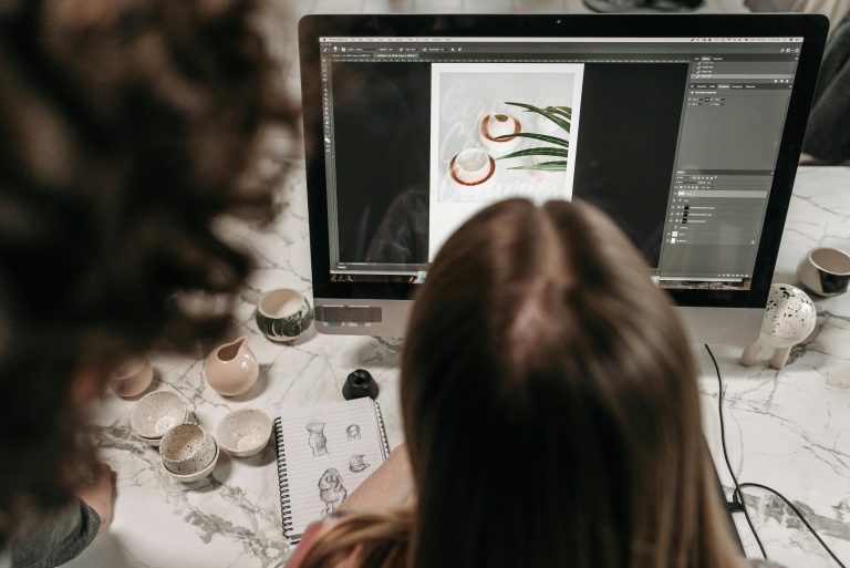 photographe travaillant sur la retouche et l’amélioration d’une image dans un logiciel de photo
