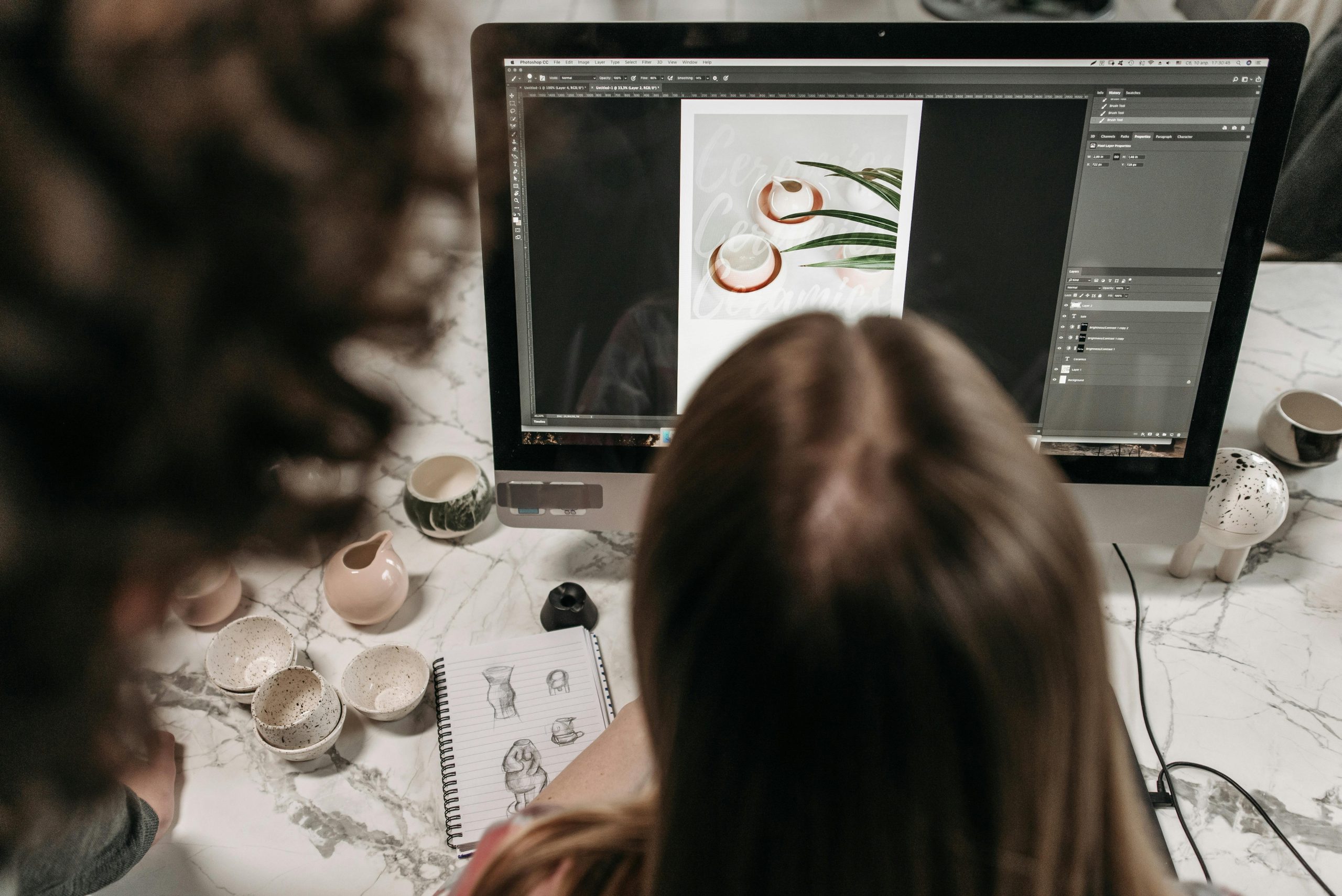 photographe travaillant sur la retouche et l’amélioration d’une image dans un logiciel de photo