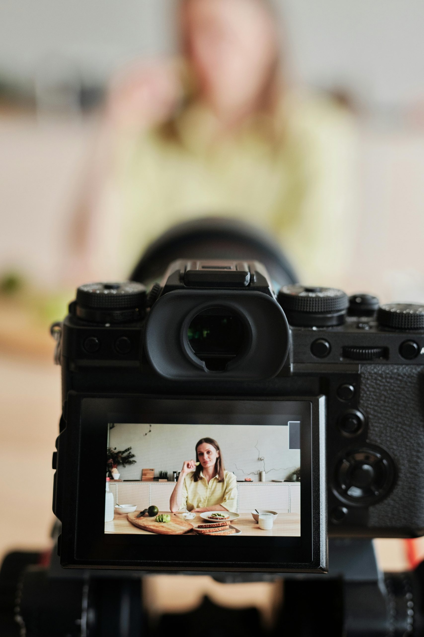 Appareil photo avec écran orientable filmant une personne pour un vlog à la maison
