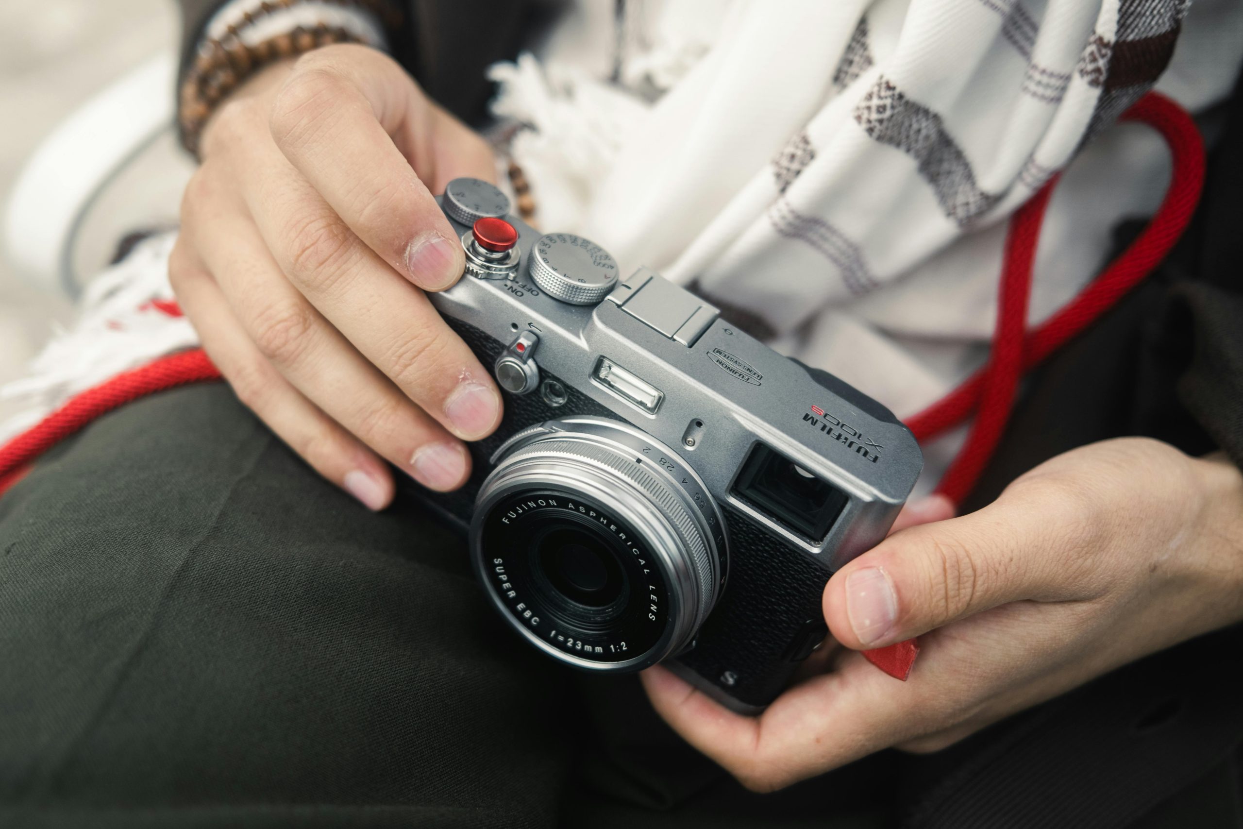 Compact expert Fujifilm tenu en main pour la street photography