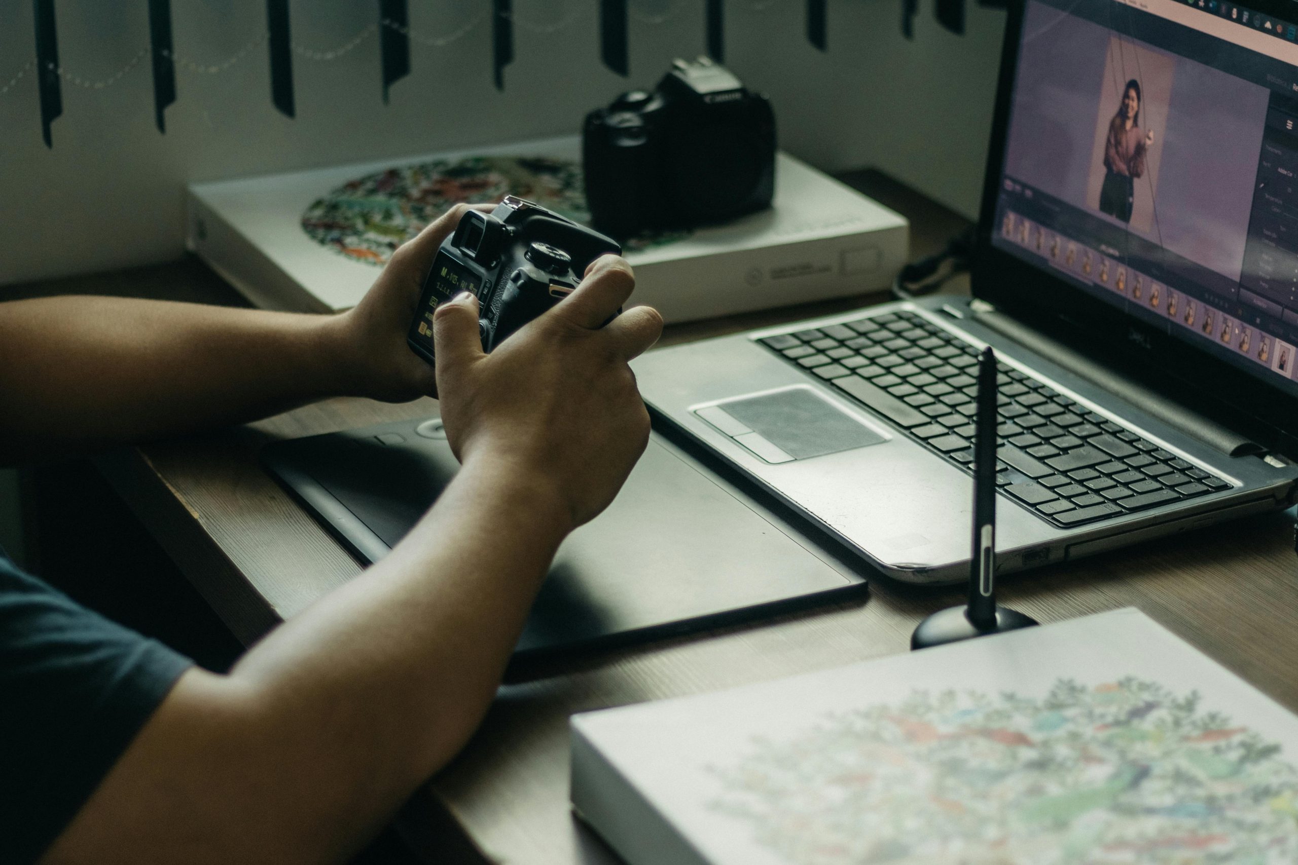Poste de travail de photographe avec écran de retouche photo pour illustrer le meilleur logiciel de retouche photo IA