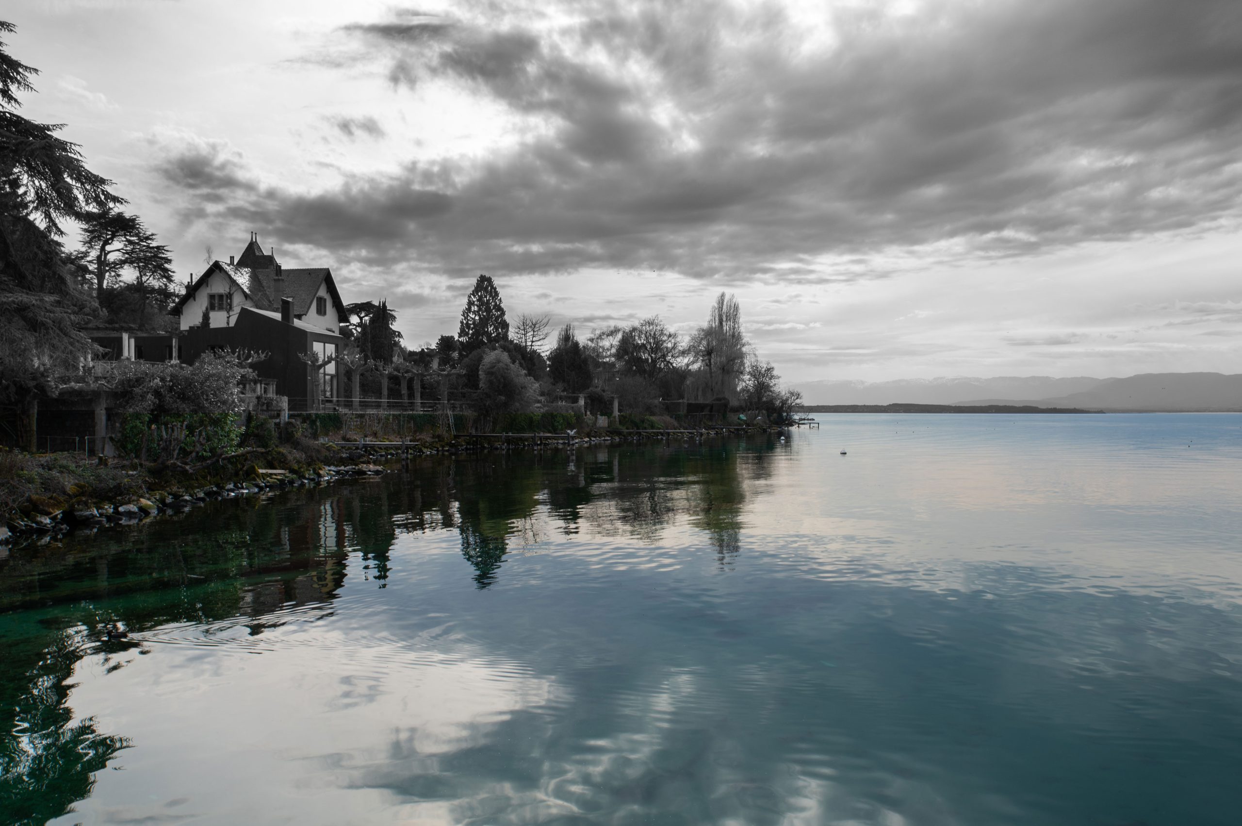 Photo de couverture sur le choix entre noir et blanc et couleur en photo avec lac, rive et ciel dramatique