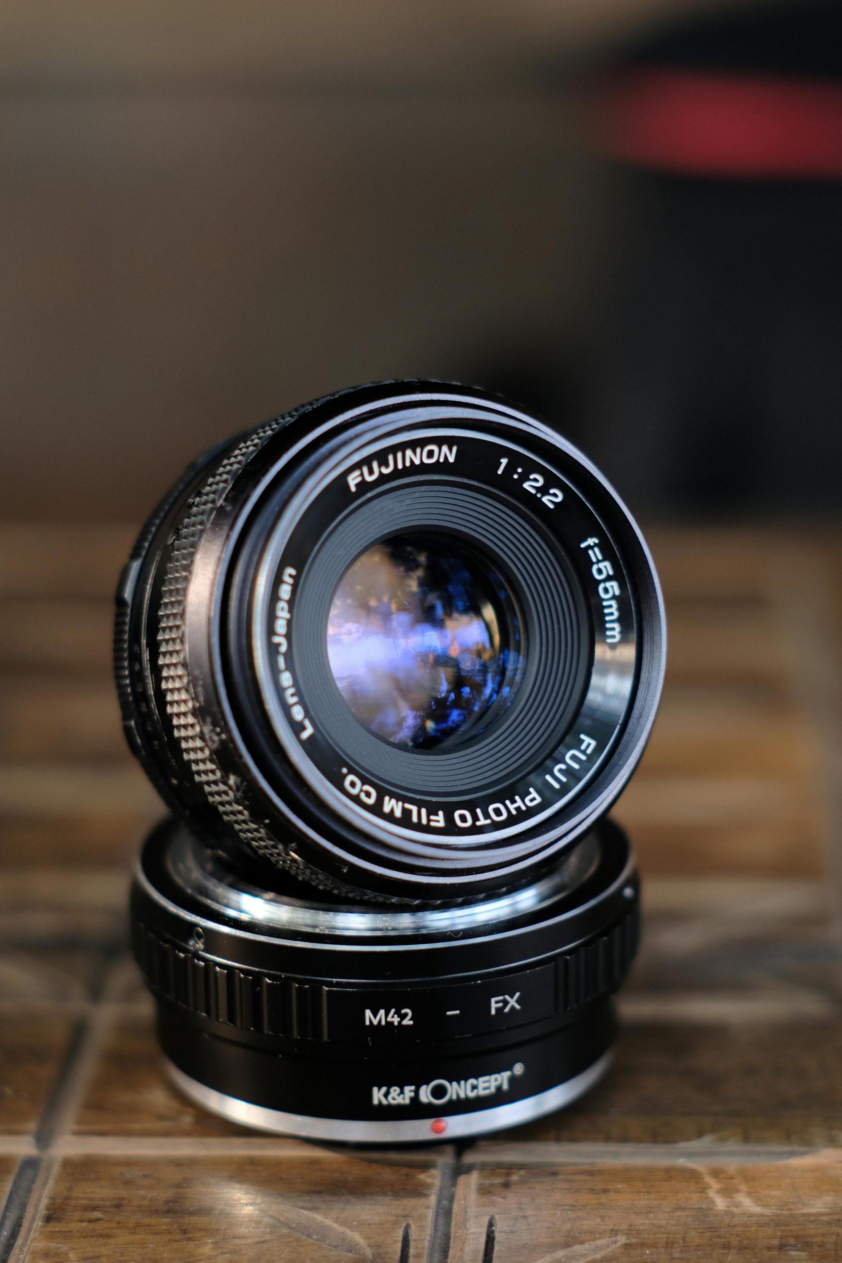 Objectif vintage Fujinon 55 mm f/2.2 posé sur un adaptateur M42 vers Fujifilm X K&amp;F Concept