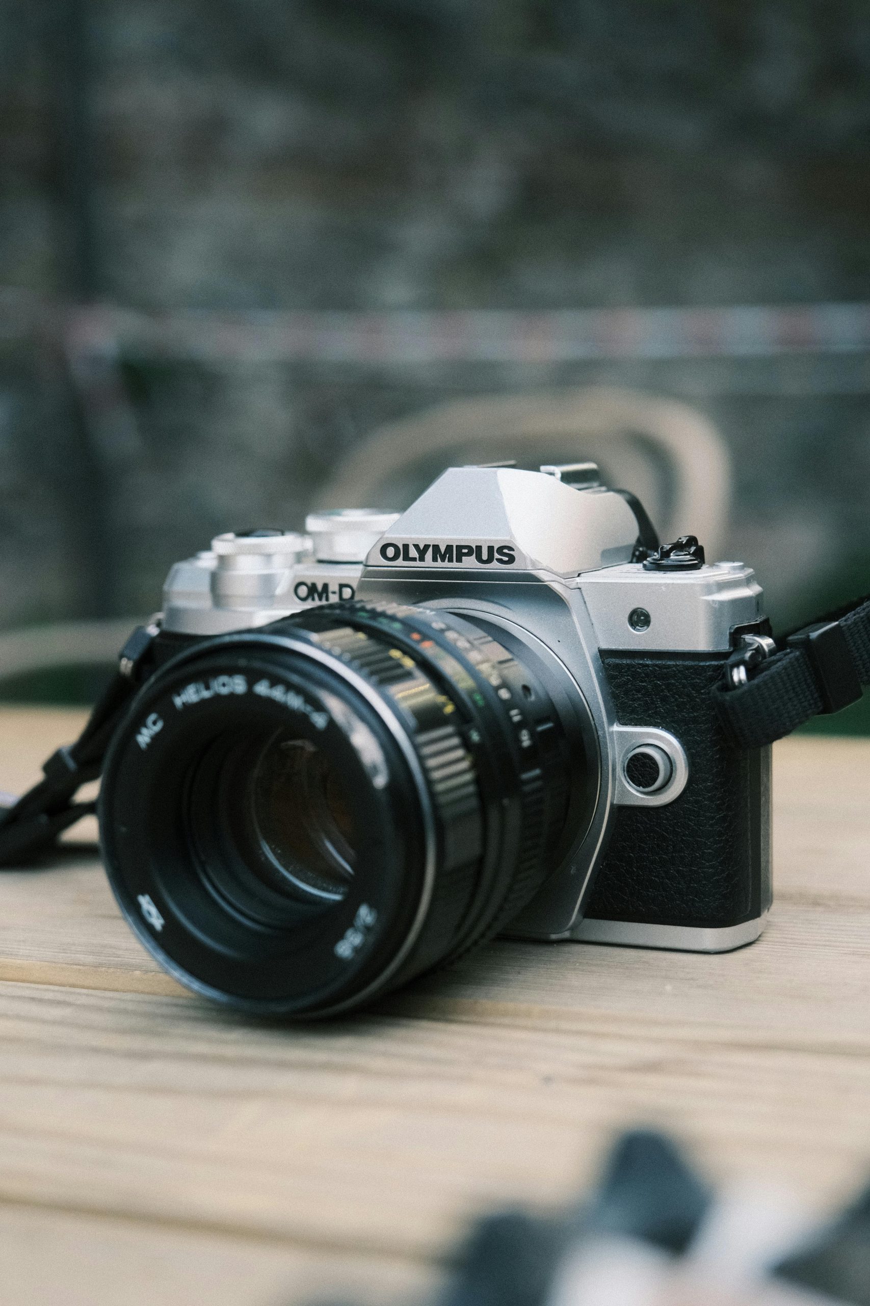 Olympus OM-D argenté et noir posé sur une table, appareil photo au design rétro