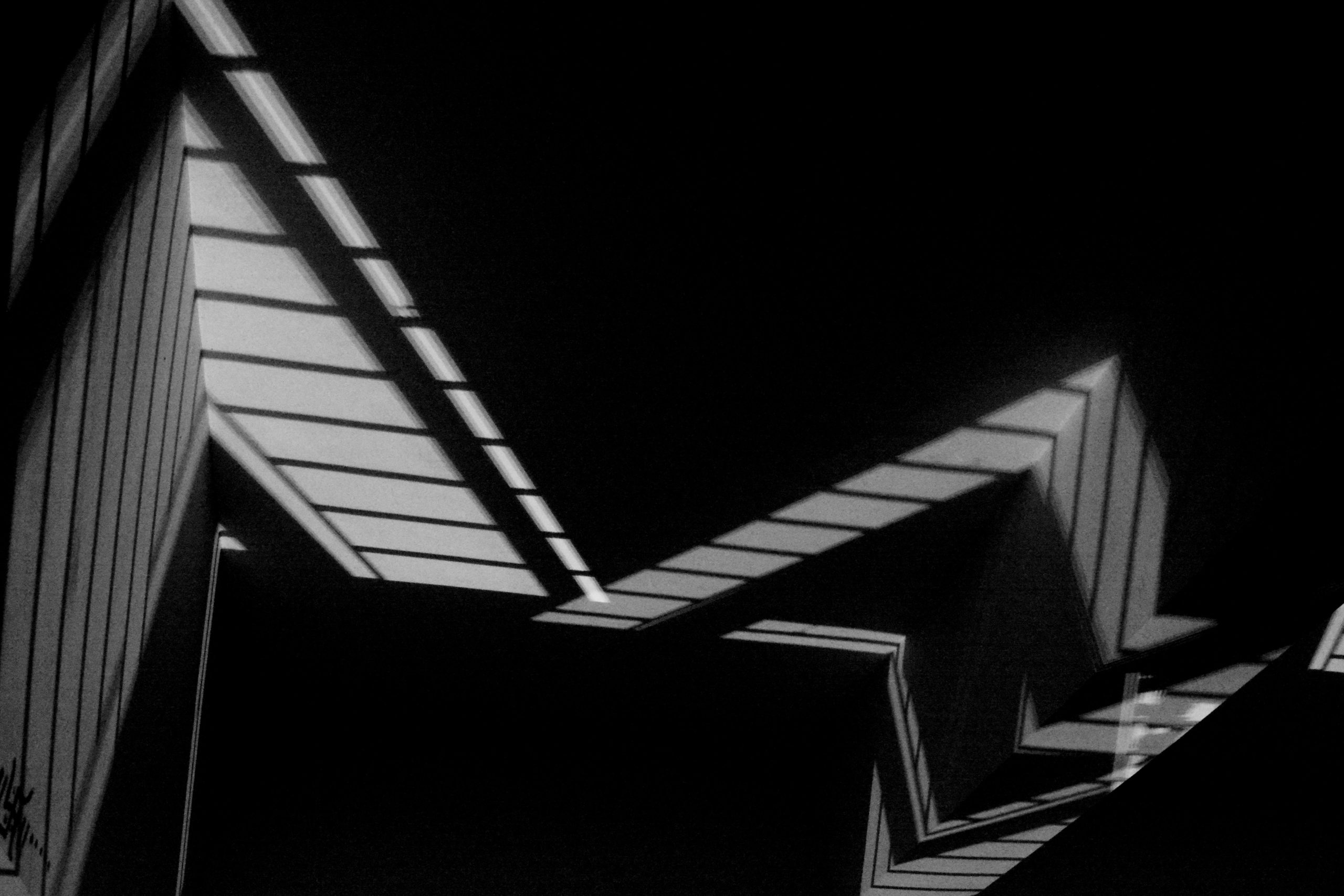 Ombres graphiques de bâtiments dans une scène abstraite en noir et blanc