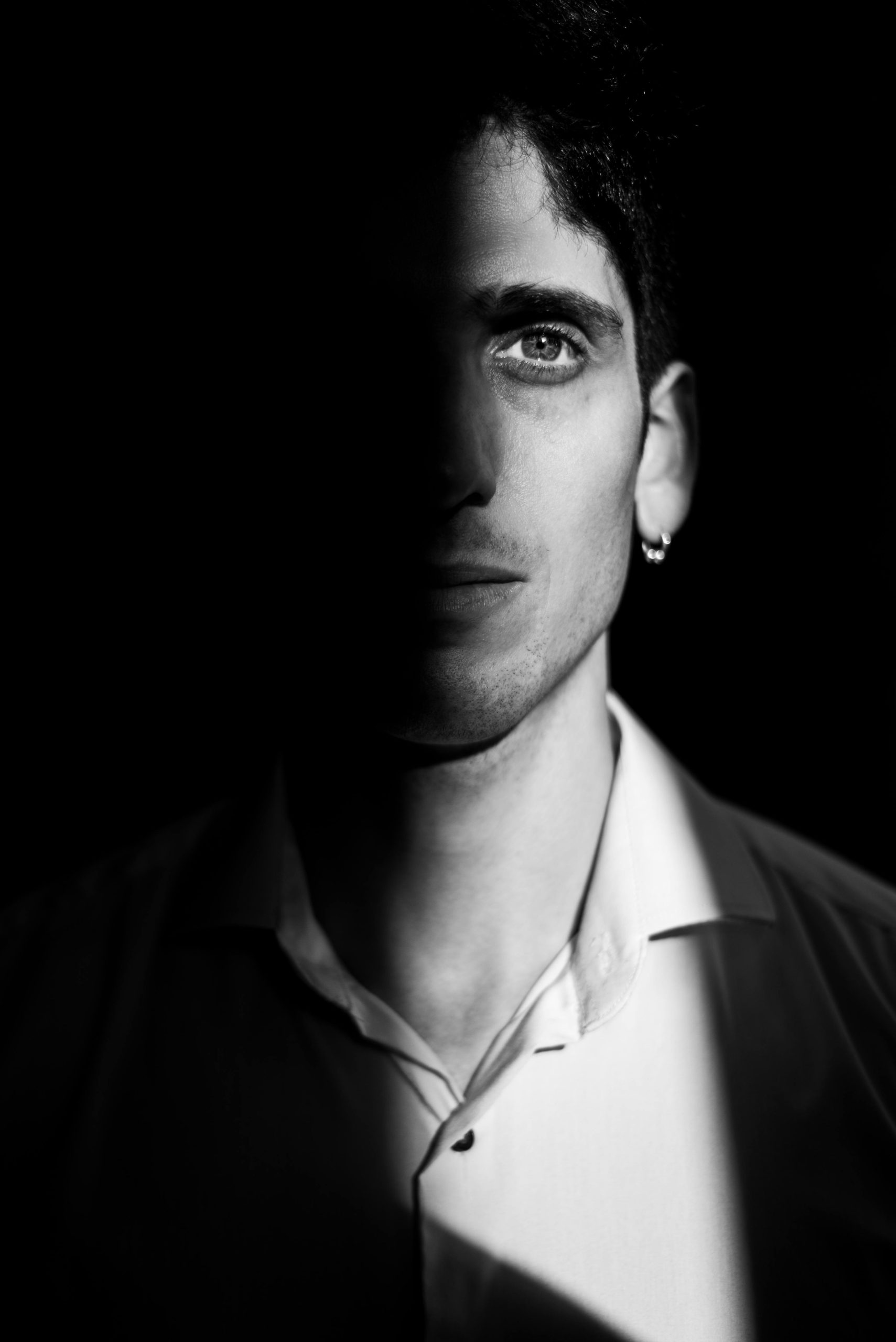 Portrait en noir et blanc avec moitié du visage dans l’ombre