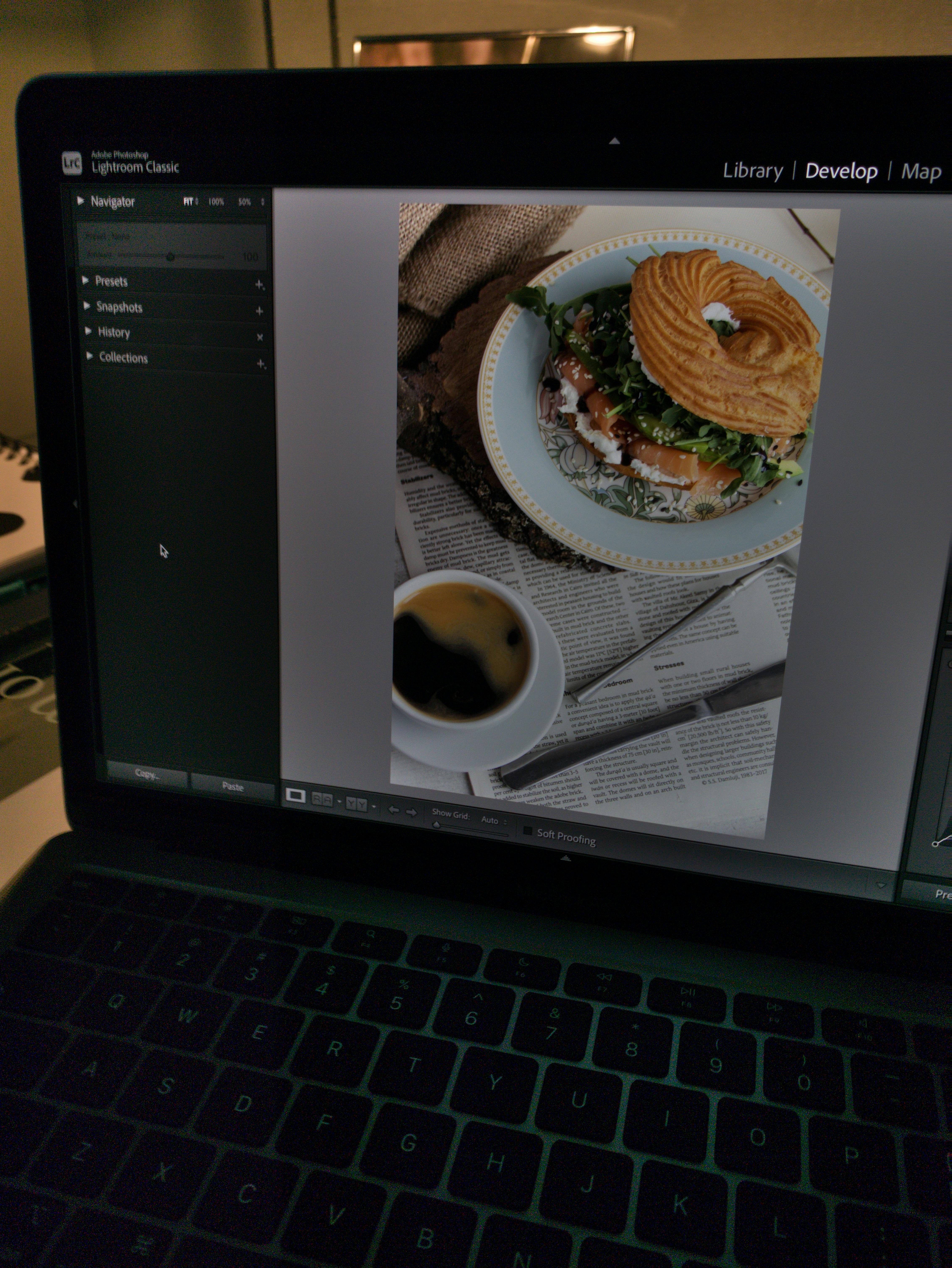 Édition d’une photo dans Lightroom sur un ordinateur portable pour illustrer un logiciel de retouche photo IA