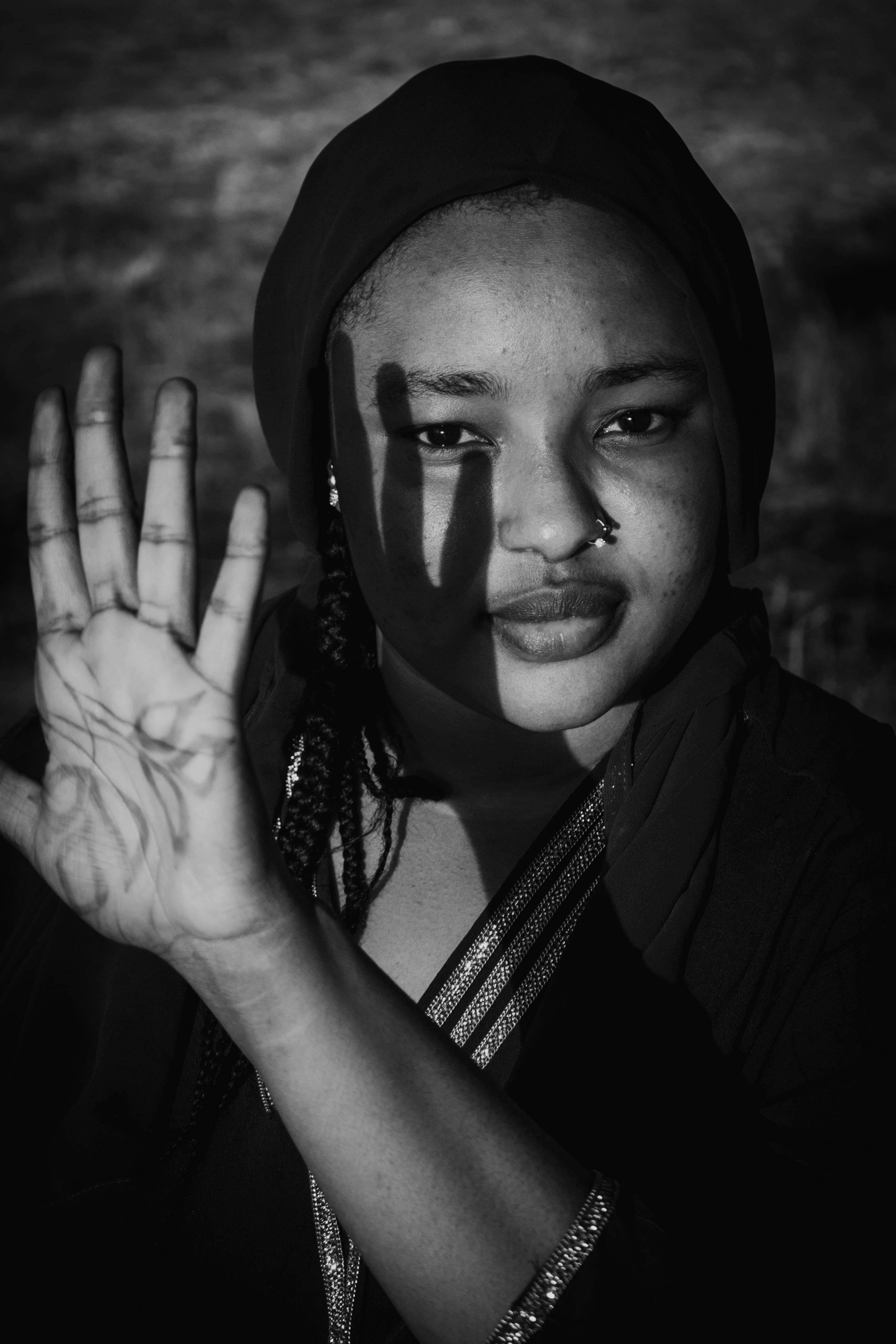 Portrait en noir et blanc avec ombre projetée sur le visage