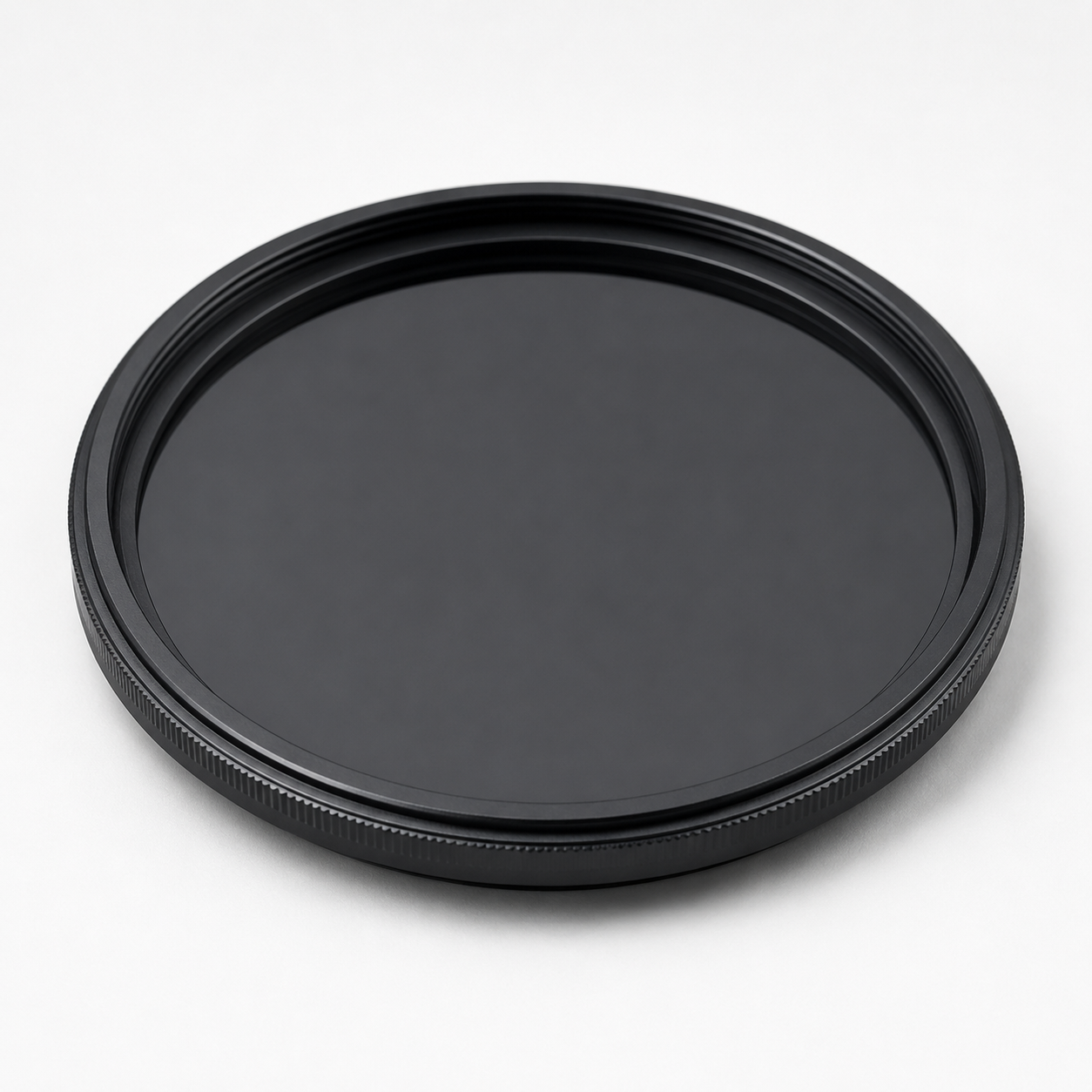 Exemple de filtre solaire vissable pour objectif photo utilisé pour photographier une éclipse