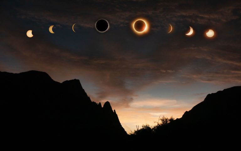 Séquence d’éclipse solaire au-dessus d’un paysage de montagne au coucher du soleil