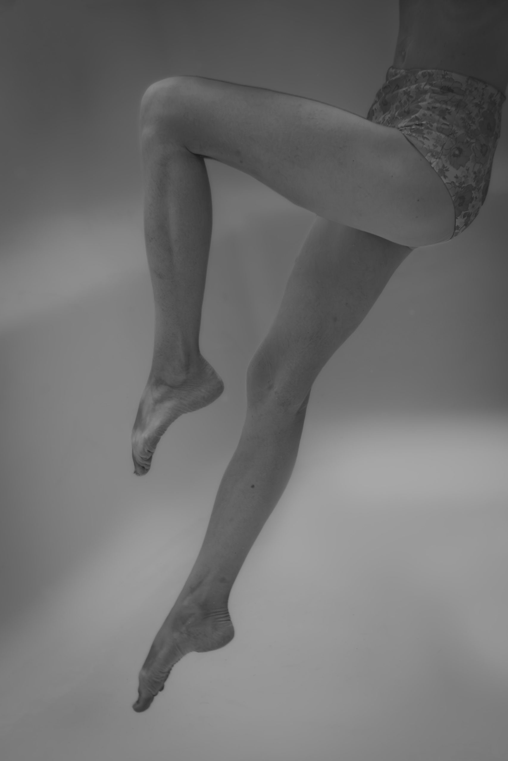 Photographie artistique en noir et blanc d’une personne sous l’eau dans une piscine