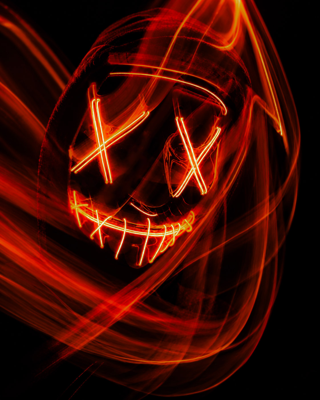 Portrait avec masque LED orange photographié en pose longue pour Halloween